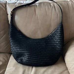 Madewell The Essential Curve Sling Bag in Woven Black